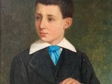portrait d'un jeune garçon en costume noir et cravate bleue, tenant un livre