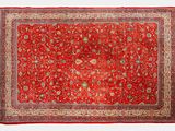 un tapis rouge à motifs floraux
