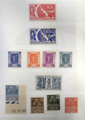 une photo d'une collection de timbres exposée dans une vitrine