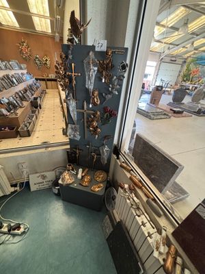 une vue d'un magasin où sont exposés de nombreux articles