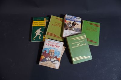 de nombreux livres posés sur une table