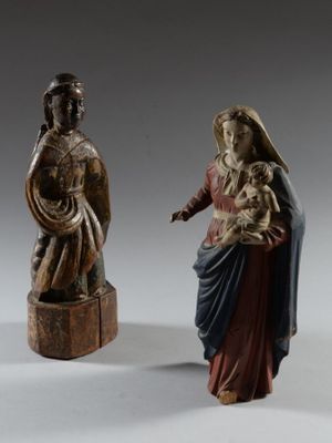 deux figurines représentant Jésus et Marie avec l'Enfant Jésus, posées sur une table