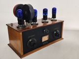 une boîte en bois surmontée de lumières bleues