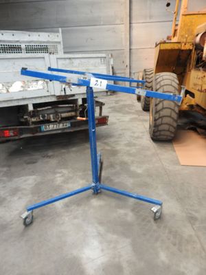 une photo d'un camion équipé d'une grue à l'arrière
