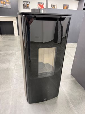 un réfrigérateur noir avec une porte vitrée au milieu d'une pièce