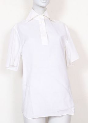 une image d'un mannequin portant une chemise blanche