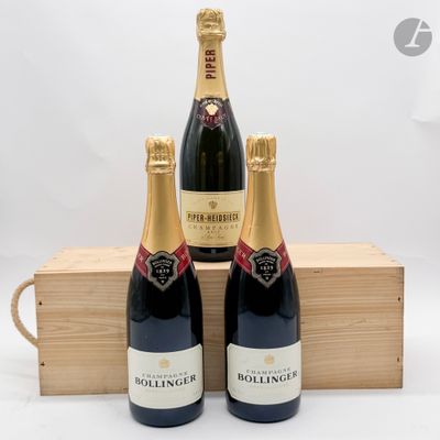 deux bouteilles de champagne posées à côté d'une caisse en bois
