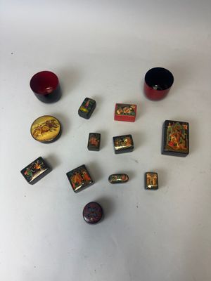 beaucoup de petits objets posés sur la table