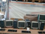 beaucoup de vieux ordinateurs posés sur une table
