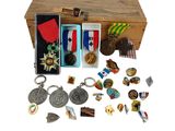 une boîte en bois contenant un tas de médailles et d'autres objets
