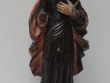 statue en bois d'une femme tenant un bébé dans ses bras