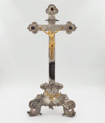 une croix en argent et en or surmontée d'une croix