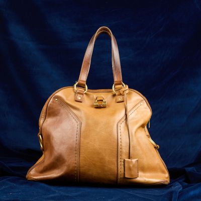un sac à main en cuir marron sur fond bleu