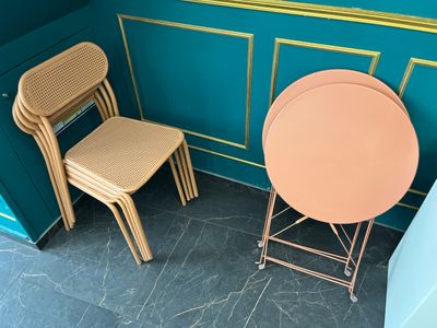 deux chaises et une table dans le coin d'une pièce