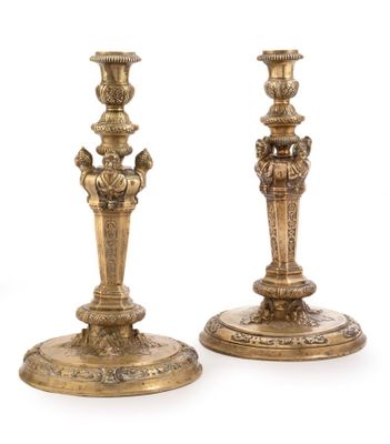 paire de chandeliers anciens en laiton sur piédestal sur fond blanc