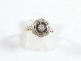 une photo d'une bague ornée d'une fleur en diamant et saphir