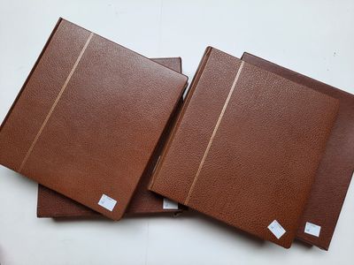 trois chemises en cuir marron posées sur une surface blanche