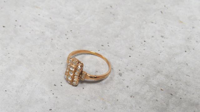 Bague en or 750‰, sertie d’un pavage de diamants taillés en rose....