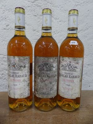 trois bouteilles de vin posées sur une table en bois