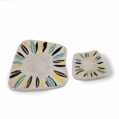 deux pièces de poterie ornées d'un motif sur fond blanc
