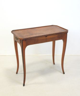 une petite table en bois avec un tiroir