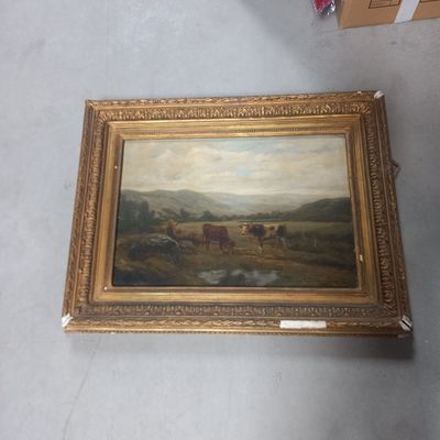 une image d'un tableau sur le sol d'une pièce