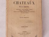 un vieux livre posé sur une table blanche recouverte de papier