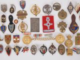 de nombreux insignes et médailles sur un fond blanc