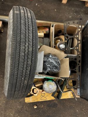 une voiture posée à même le sol, à côté d'un pneu