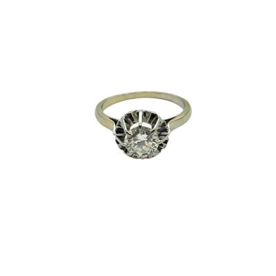 a white gold ring with a round brilliant cut diamond
