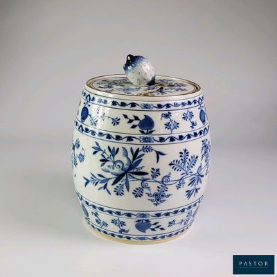 un vase bleu et blanc avec un oiseau dessus
