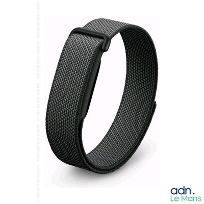 un bracelet noir muni d'un fermoir métallique sur fond blanc