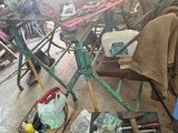 plein d'outils posés par terre dans un garage