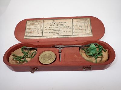 une boîte rouge contenant une paire de ciseaux