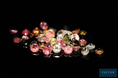 de très jolis diamants roses et jaunes sur un fond noir