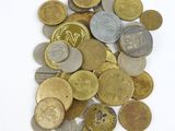 une pile de pièces de monnaie posée sur une surface blanche