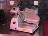 une machine posée sur le comptoir d'une cuisine