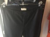 un pantalon noir suspendu à un portant dans un magasin de vêtements