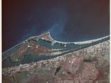 une image satellite montrant une vaste étendue d'eau