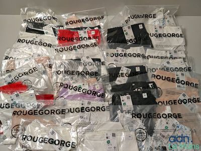 beaucoup de t-shirts emballés dans des sacs en plastique