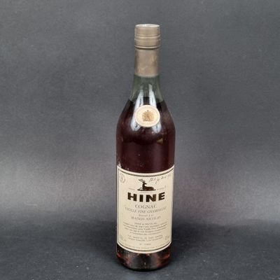 une bouteille de vin posée sur une table