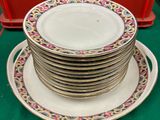 une pile d'assiettes posée sur une table, à côté d'un récipient rouge