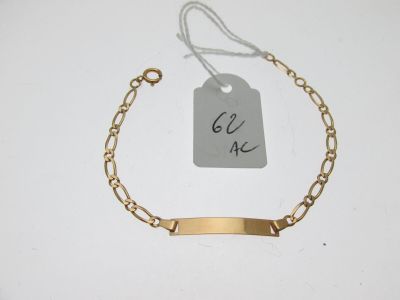 Gros plan sur un bracelet en or portant une étiquette