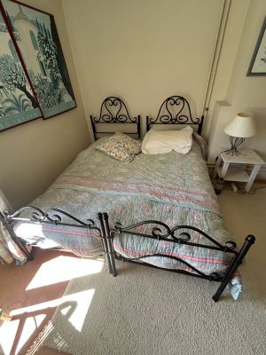 un lit qui se trouve dans une chambre où il y a un tableau accroché au mur