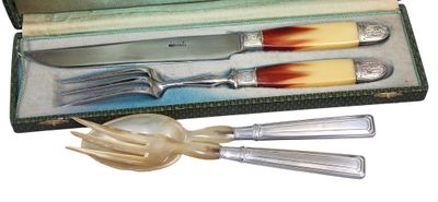 Ensemble en corne blonde et métal argenté comprenant COUVERT…