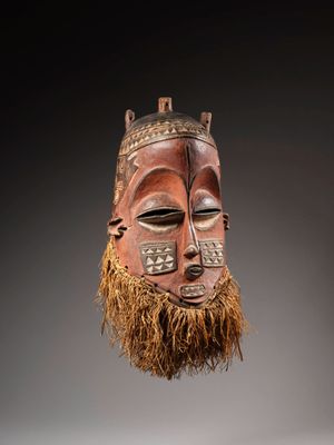l'image d'un masque en bois suspendu au plafond