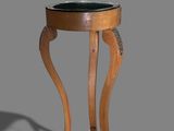 une image représentant une table en bois avec un plateau en verre, sur fond gris