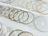 tout un tas de verres de toutes sortes sur la table