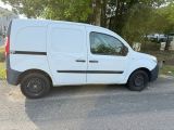 une camionnette blanche garée sur le parking