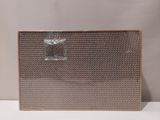 une pochette argentée posée sur une table blanche